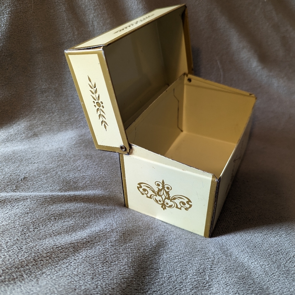 VintageCrossed Arrow Metal TIN RECIPE BOX VOhio Art Co RETRO Kitchen Design GOLD